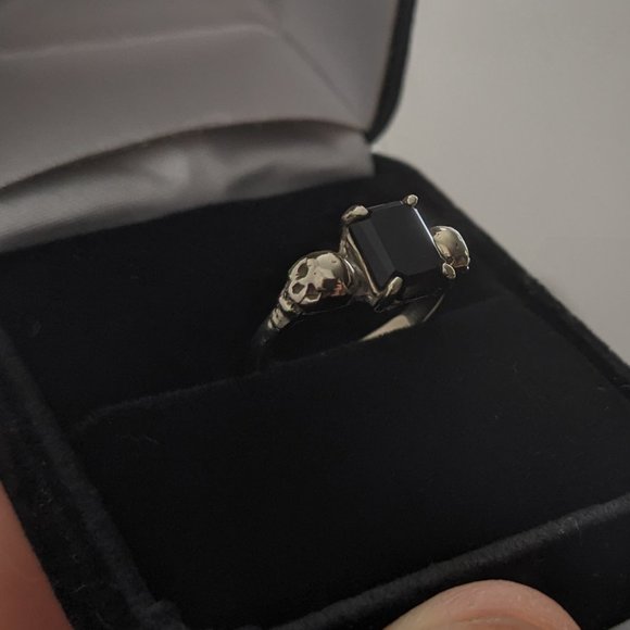 Onyx Skulls 10k White Gold - Margaret Cross - Modern Mourning Jewellery - Picture 1 of 7